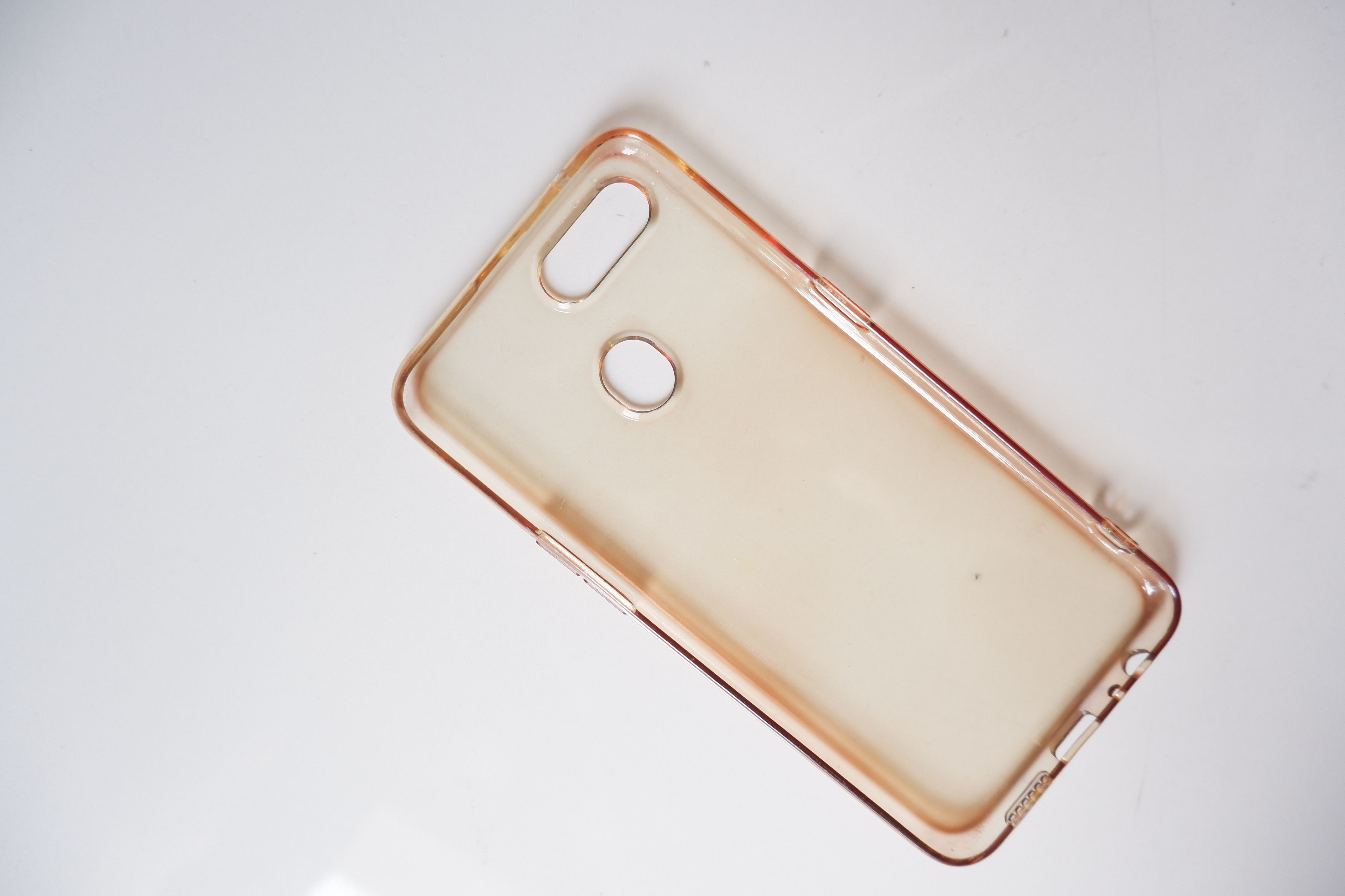 Защо прозрачните калъфи за телефони пожълтяват?